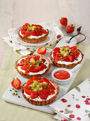 Strawberry yogurt tartlets with kiwi