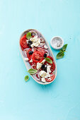 Tomatensalat mit roten Zwiebeln, schwarzen Oliven und Feta