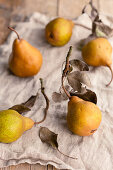 Birnen mit Blatt auf Leinenserviette