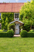 Englisches Landhaus mit Garten und begrünter Fassade