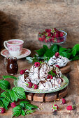Chocolate meringues with raspberries
