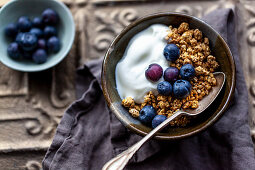 Yoghurt granola with blueberries