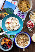 Bircher Müsli, Porridge, Granola und Früchte
