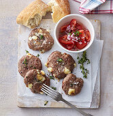 Beefburger mit Camembert und Tomatensalat