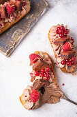 Eclairs garniert mit Schokoladencreme, Brownie und Beeren