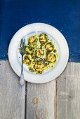 Brennnessel Gnudi mit Wildkräuterpesto