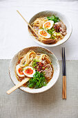 Ramen mit Hühnerbrühe, Schweineschulter, Ei und Gemüse (Japan)