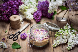 Raw cane sugar flavoured with fresh lilac flowers