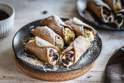 Cannoli mit Ricotta-Füllung, Pistazien und Schokostückchen