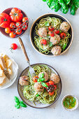 Pasta mit Pesto und Fleischbällchen