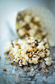 Popcorn mit Schokolade und Kardamom