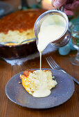 Comté-Käse-Soufflé mit Fondue-Sauce