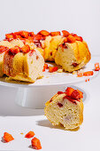 Joghurt Vanille Bundt Cake mit Erdbeeren