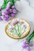 Schnittlauch-Quiche mit Hüttenkäse und Schnittlauchblüten