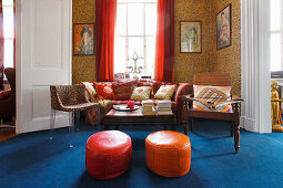 Tapete mit Leopardenmuster, rote Vorhänge und tiefblauer Teppich in Lounge