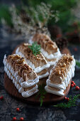Small coffee-flavored meringue cakes