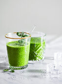 Grüner Spinat-Kräuter-Smoothie