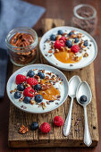 Joghurt mit Honig, Beeren und Nüssen