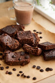 Schokoladen-Brownies mit Schokodrops