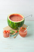 Wassermelonen-Bowle mit Wodka, Wein und Sekt