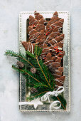 Schokoladen-Haselnuss-Plätzchen in Weihnachtsaumform