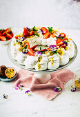 Pavlova mit Passionsfrucht und Erdbeeren