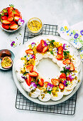 Pavlova mit Passionsfrucht und Erdbeeren