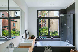 Badezimmer mit maßgefertigtem Waschtisch, Badewanne und Fenster
