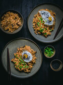 Gebratener Reis mit geräuchertem Tofu, Pilzen, Kimchi und Spiegelei