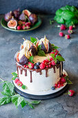 Dripping Cake mit Vanille-Buttercreme, Feigen und Beeren