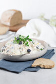 Hähnchensalat mit Lauch, Karotten, Heidelbeeren und Mayonnaise