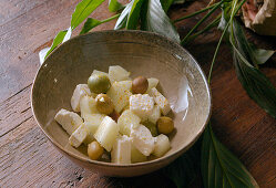 Honigmelonensalat mit Feta und Oliven zubereiten