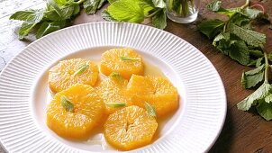 Orangenscheiben mit Minze und Honig zubereiten
