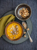 Kürbis-Reis-Suppe mit Croutons und Za'atar