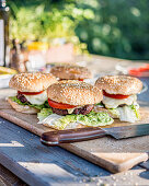 Hamburger auf Tisch im Freien