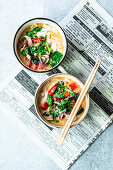 Tom-Kha-Gai-Suppe mit Reisnudeln und Gemüse