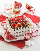 Weihnachtlicher Baiserkuchen mit Nüssen, frischen und getrockneten Früchten