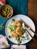 Fischfrikadellen mit eingelegten Gurken