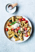 Pasta mit Pesto und Tomaten und Zucchini