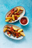Curry sausage with potato wedges and tomato sauce (sugar-free)