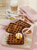 Brownie-Waffeln mit Vanilleeis