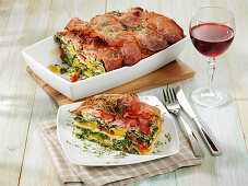 Spinach lasagne 'Carbonara' with peppers and bacon