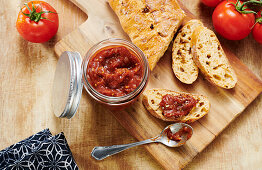 Tomaten-Relish mit Ciabatta
