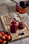 Fill rhubarb-strawberry jam into glasses