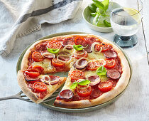 Pizza mit Tomaten und Cabanossi