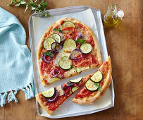 Pizza mit Zucchini und Tomaten