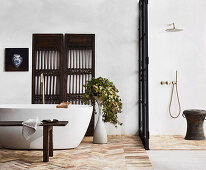 Freistehende Badewanne, Holzbank, antiker chinesischer Paravent und abgetrennter Duschbereich