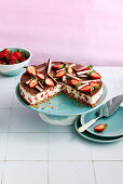 Yoghurt-strawberry cake with biscuit base
