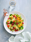 Blattsalate mit roher Zucchini und Himbeervinaigrette