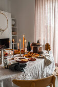 Weihnachtlich gedeckter Tisch im Esszimmer in Grautönen